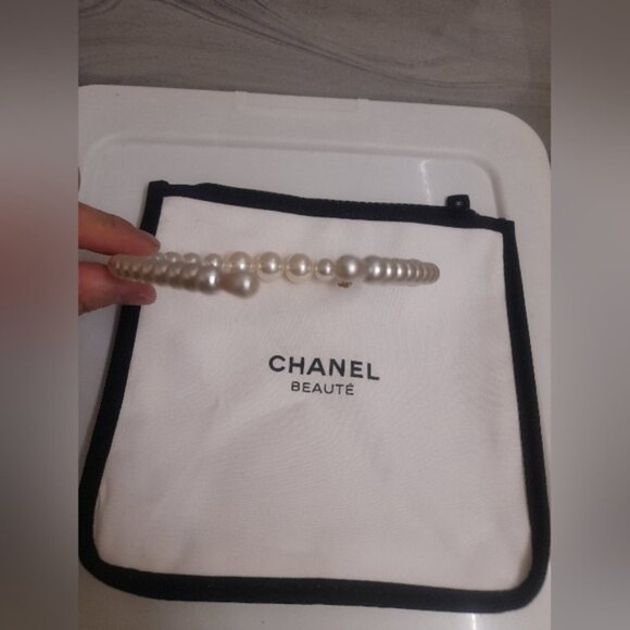 Chanel Pearl Headband - Elegant White Accessory - Picture 4 of 15